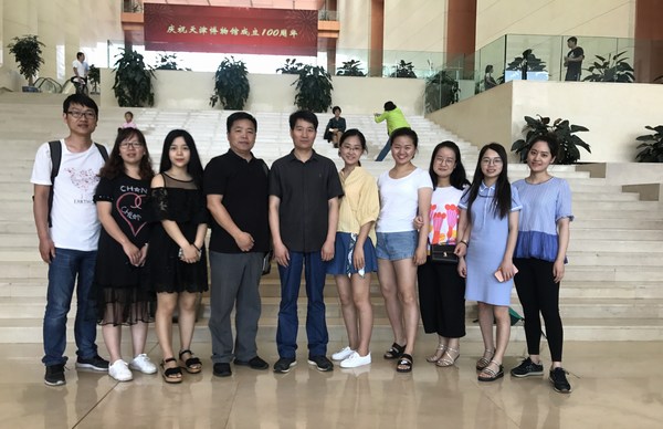 完美体育平台官网艺术硕士（美术）研究生赴中国美术馆开展专题艺术实践教学.jpg